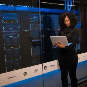 Especialista en ciberseguridad revisando servidores en centro de datos – RED Ciberseguridad