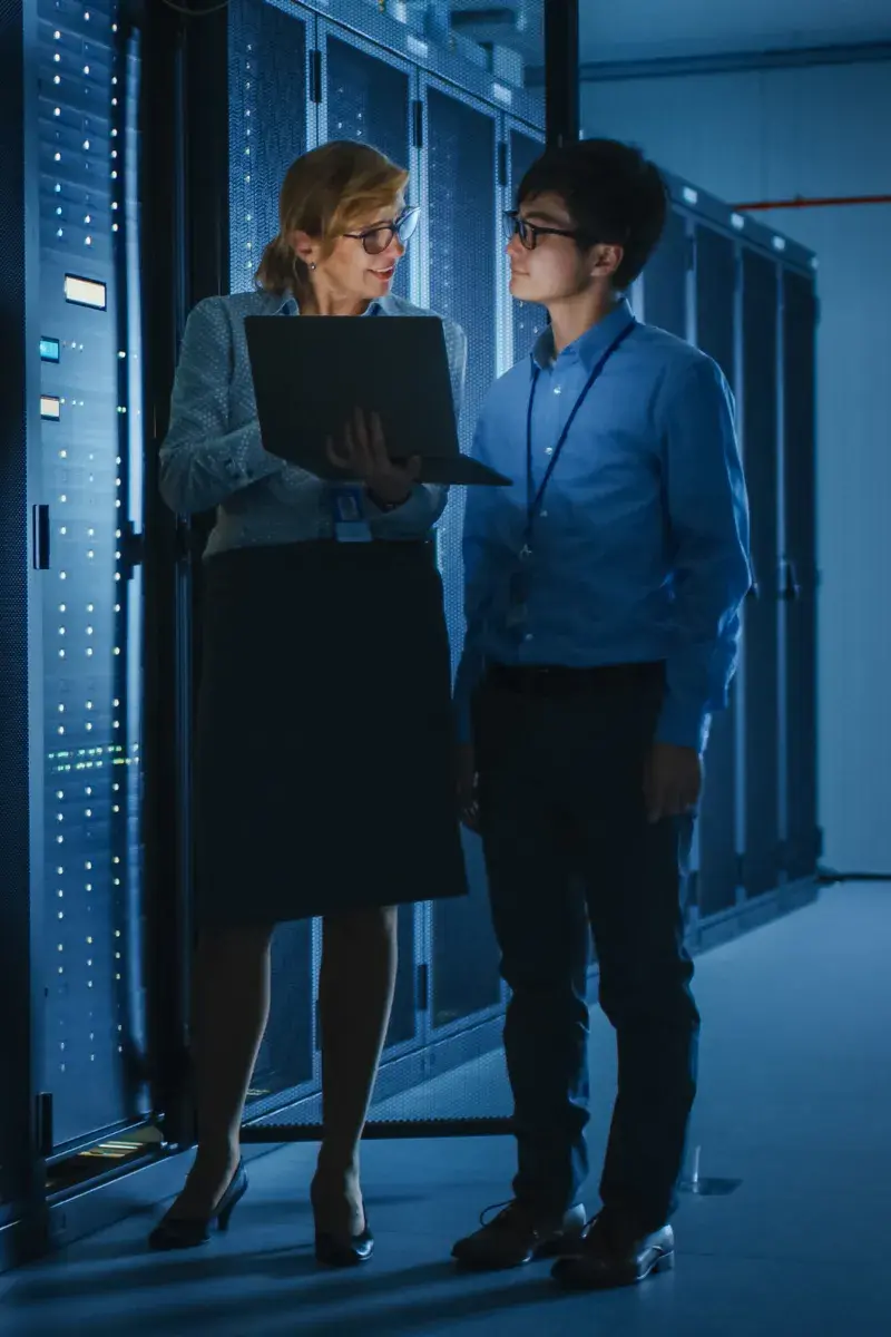 Especialistas en ciberseguridad revisando servidores en centro de datos – RED Ciberseguridad by Nexora